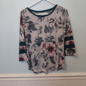 Floral mid-sleeve shirt!❄️